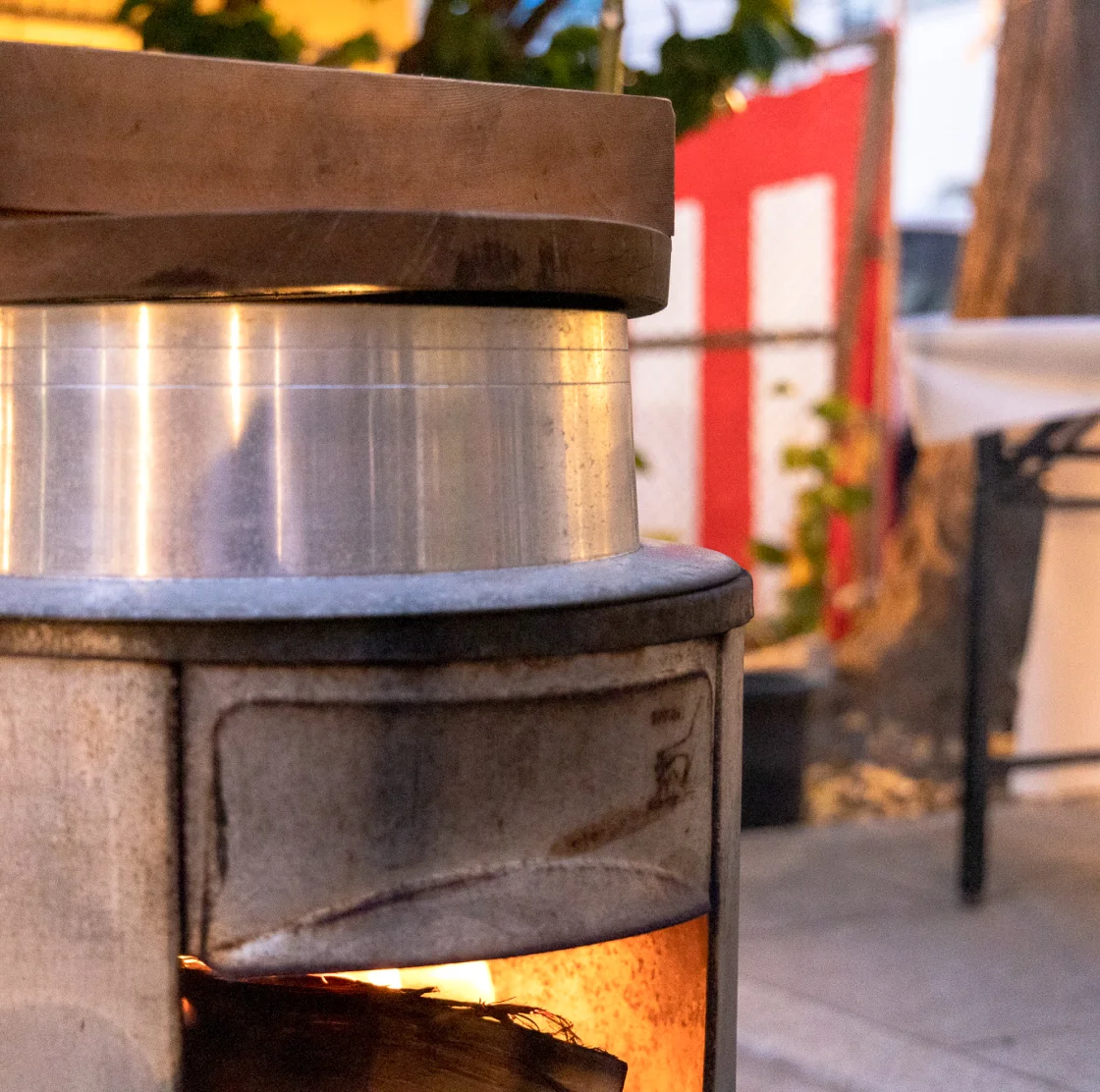 木製の天板がのった屋外用の薪ストーブ