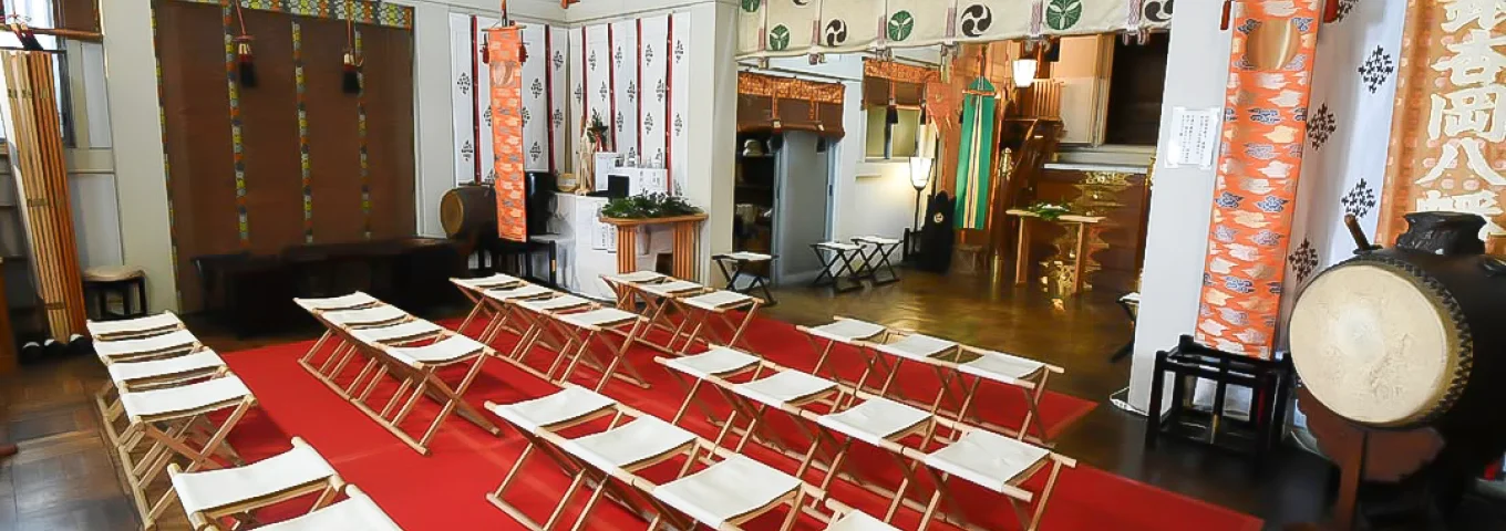 神社の社殿内に並べられた椅子